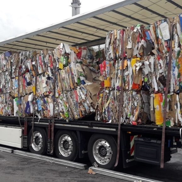 Plane-Abfalltransport-1030x579